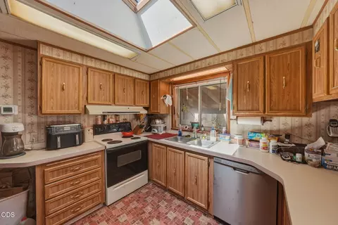 Kitchen - 53315 Bridge Dr, La Pine, OR 97739 photo 1 of 2