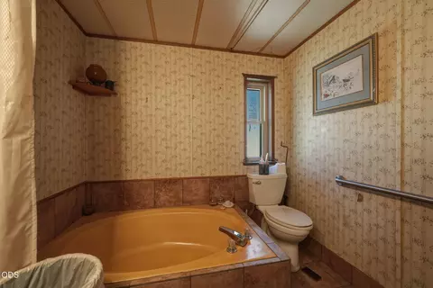 Bath - 53315 Bridge Dr, La Pine, OR 97739 photo 2 of 4