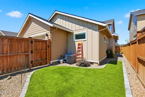 Exterior - 20501 Aberdeen Dr, Bend, OR 97702 photo 8 of 10