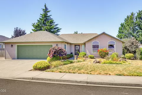 3462 Viewpoint Dr, Medford, OR 97504