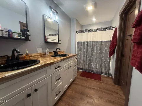 Bath - 216 Avenue B, Seneca, OR 97873 photo 1 of 6