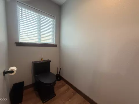 Bath - 216 Avenue B, Seneca, OR 97873 photo 4 of 6