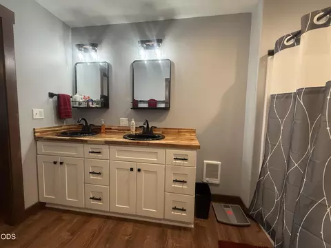 Bath - 216 Avenue B, Seneca, OR 97873 photo 2 of 6