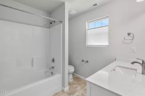 Bath - 20526 SE Cameron Ave, Bend, OR 97702 photo 3 of 4