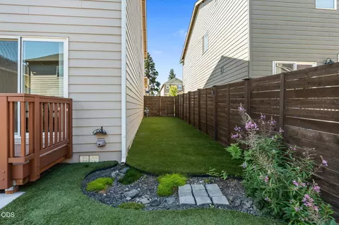 Exterior - 20526 SE Cameron Ave, Bend, OR 97702 photo 5 of 9