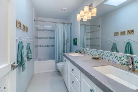 Bath - 3511 NW Braid Dr, Bend, OR 97703 photo 4 of 4