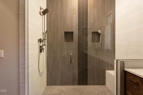 Bath - 60484 Kangaroo Loop, Bend, OR 97702 photo 2 of 6