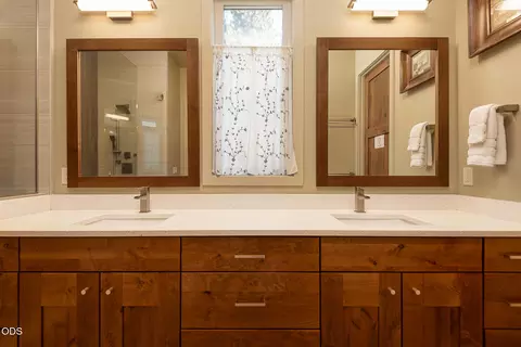 Bath - 60484 Kangaroo Loop, Bend, OR 97702 photo 1 of 6
