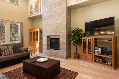 Living - 60484 Kangaroo Loop, Bend, OR 97702 photo 2 of 4