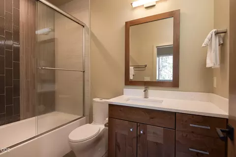 Bath - 60484 Kangaroo Loop, Bend, OR 97702 photo 3 of 6