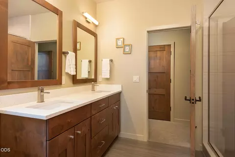 Bath - 60484 Kangaroo Loop, Bend, OR 97702 photo 4 of 6