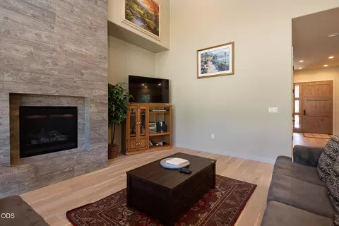 Living - 60484 Kangaroo Loop, Bend, OR 97702 photo 4 of 4