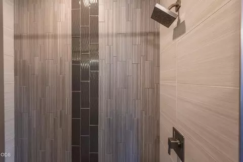 Bath - 60484 Kangaroo Loop, Bend, OR 97702 photo 5 of 6