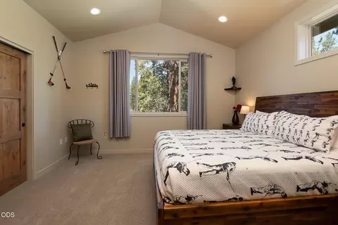 Bedroom - 60484 Kangaroo Loop, Bend, OR 97702 photo 2 of 7