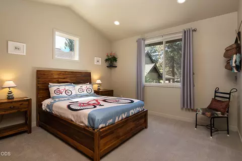 Bedroom - 60484 Kangaroo Loop, Bend, OR 97702 photo 4 of 7