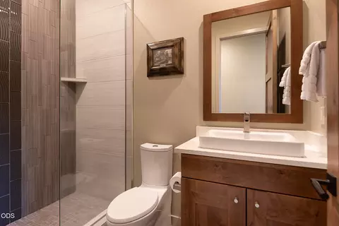 Bath - 60484 Kangaroo Loop, Bend, OR 97702 photo 6 of 6