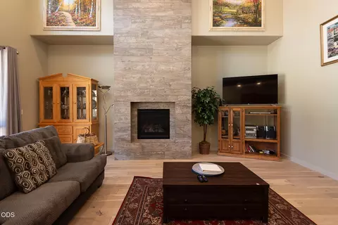 Living - 60484 Kangaroo Loop, Bend, OR 97702 photo 3 of 4
