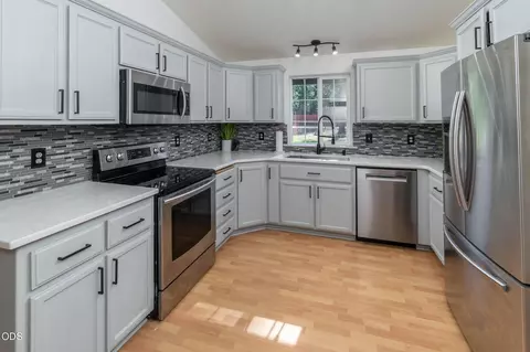 Kitchen - 52221 Pine Forest Dr, La Pine, OR 97739 photo 1 of 2