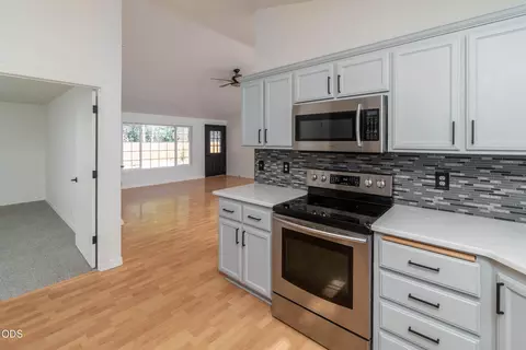 Kitchen - 52221 Pine Forest Dr, La Pine, OR 97739 photo 2 of 2