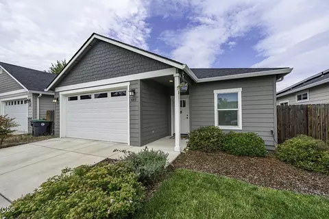 681 Heber Ln, Medford, OR 97501