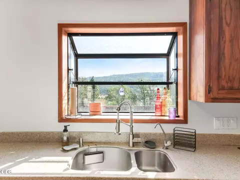 Kitchen - 4000 E Antelope Rd, Eagle Point, OR 97524 photo 4 of 6