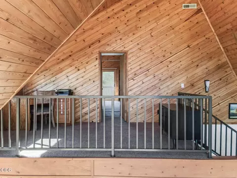 Entry Way - 4000 E Antelope Rd, Eagle Point, OR 97524 photo 2 of 3
