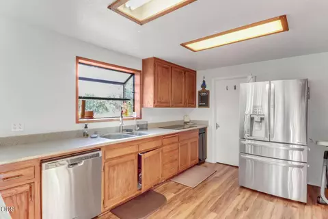 Kitchen - 4000 E Antelope Rd, Eagle Point, OR 97524 photo 3 of 6