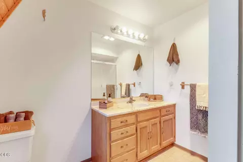 Bath - 4000 E Antelope Rd, Eagle Point, OR 97524 photo 1 of 4