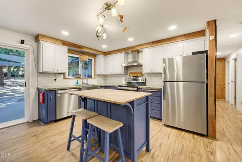 Kitchen - 2282 Stringer Gap Rd, Grants Pass, OR 97527 photo 2 of 4