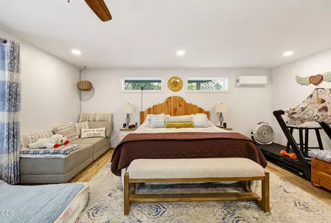 Bedroom - 2282 Stringer Gap Rd, Grants Pass, OR 97527 photo 5 of 6