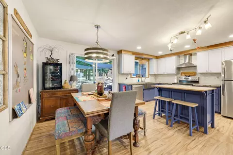 Dining - 2282 Stringer Gap Rd, Grants Pass, OR 97527 photo 1 of 2