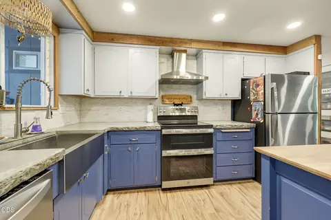 Kitchen - 2282 Stringer Gap Rd, Grants Pass, OR 97527 photo 3 of 4