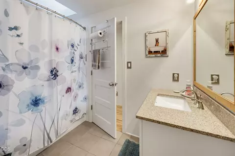 Bath - 2282 Stringer Gap Rd, Grants Pass, OR 97527 photo 2 of 5