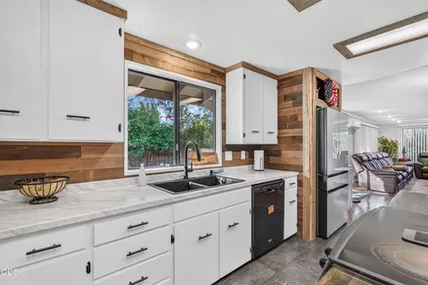 Kitchen - 206 Alder St, Phoenix, OR 97535 photo 5 of 6