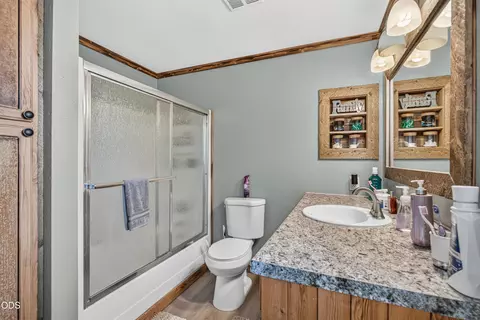 Bath - 206 Alder St, Phoenix, OR 97535 photo 4 of 5