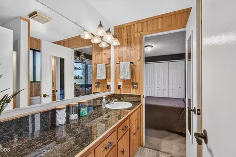 Bath - 206 Alder St, Phoenix, OR 97535 photo 1 of 5