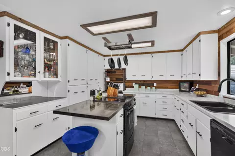Kitchen - 206 Alder St, Phoenix, OR 97535 photo 3 of 6