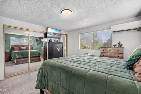 Bedroom - 206 Alder St, Phoenix, OR 97535 photo 2 of 3