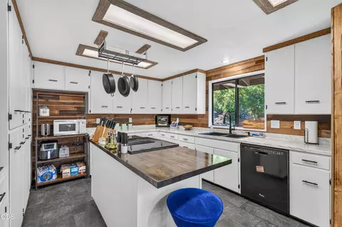 Kitchen - 206 Alder St, Phoenix, OR 97535 photo 4 of 6