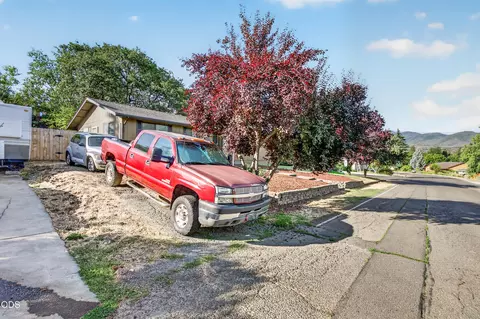 Exterior - 206 Alder St, Phoenix, OR 97535 photo 4 of 15