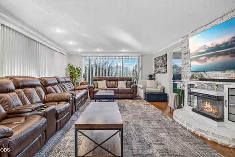 Living - 206 Alder St, Phoenix, OR 97535 photo 2 of 4