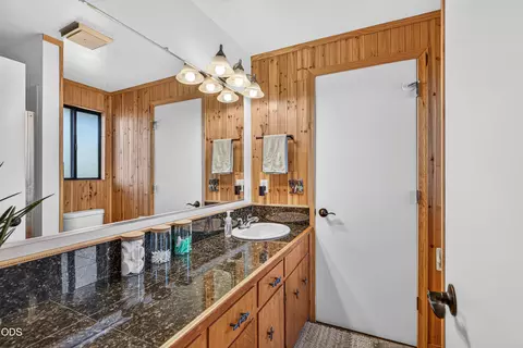 Bath - 206 Alder St, Phoenix, OR 97535 photo 2 of 5