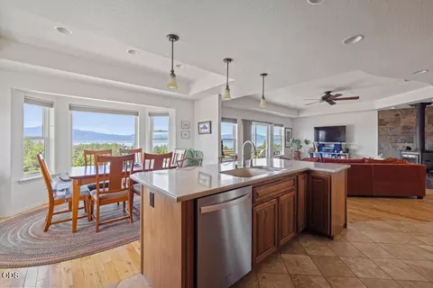 Kitchen - 2961 Mark Ct, Chiloquin, OR 97624 photo 4 of 5