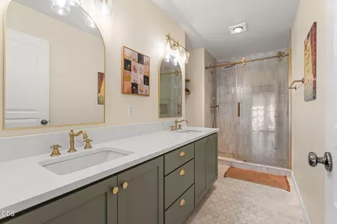 Bath - 17407 Killdeer Dr, Bend, OR 97707 photo 1 of 3