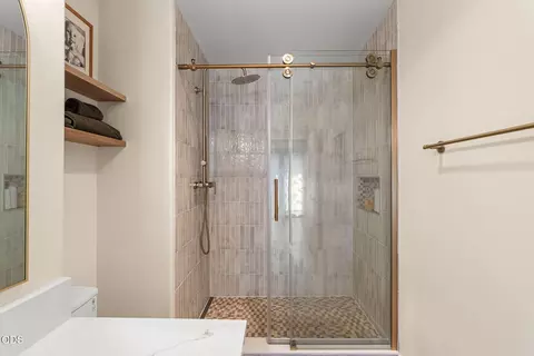Bath - 17407 Killdeer Dr, Bend, OR 97707 photo 2 of 3