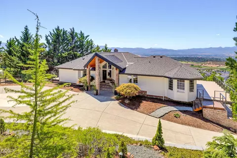1544 Satellite Dr, Medford, OR 97504