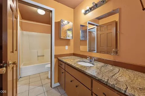 Bath - 567 SE Centennial St, Bend, OR 97702 photo 1 of 1