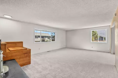 Living - 62855 Daniel Rd NE, Bend, OR 97701 photo 3 of 4