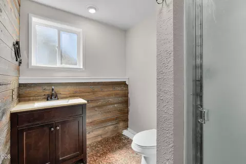 Bath - 62855 Daniel Rd NE, Bend, OR 97701 photo 3 of 3
