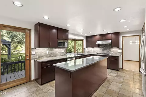 Kitchen - 20398 Big Bear Ct, Bend, OR 97702 photo 6 of 7